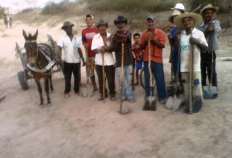 Moradores fazem “digitório” para limpar barragem em Salgadália