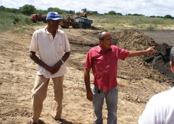 Urbano de Carvalho al lado do diretor sindical Jonas Oliveira