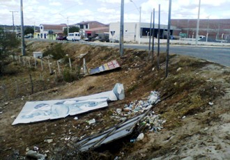 Outdoors são arrancados do local onde aconteceu o acidente envolvendo advogado e dois ocupantes de uma moto