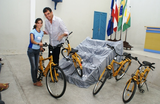 Santaluz: estudantes beneficiados com bicicletas, projetores multimídia e ônibus