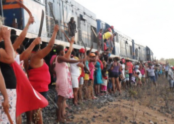 Mais de 200 manifestantes bloqueiam linha férrea