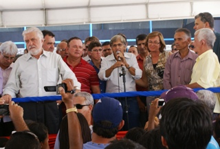 Depois da assinatura da ordem de serviço para recuperar estrada, prefeito Almeida pede duplicação de avenida