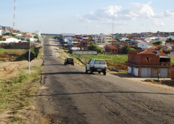 Depois da assinatura da ordem de serviço para recuperar estrada, prefeito Almeida pede duplicação de avenida