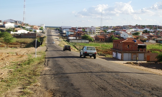 Depois da assinatura da ordem de serviço para recuperar estrada, prefeito Almeida pede duplicação de avenida