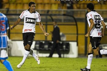 Wallace participa dos dois gols da virada do Timão