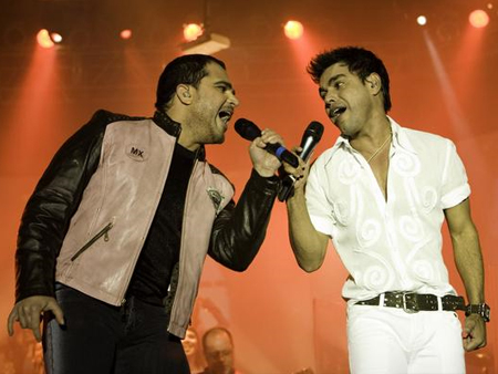 Zé de Camargo e Luciano na festa de Senhora Santana