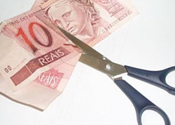 Governo prometeu e professores já sentem no bolso o corte nos salários