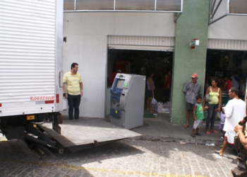 Preocupado com onda de explosão e arrombamento a caixas eletrônicos, dono de supermercado solicita retirada