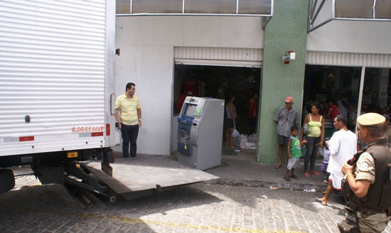 Preocupado com onda de explosão e arrombamento a caixas eletrônicos, dono de supermercado solicita retirada