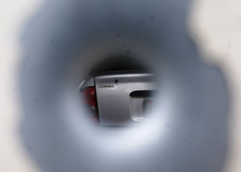 Motoqueiro atira em grupo de adolescentes e acerta carro em garagem