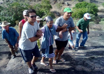Milagre! Mulher em avançado estado de câncer sobe morro de 200 metros em Nova Fátima