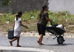 Coité: dona de casa enche carrinho de mão de roupa e louça e leva para lavar na Embasa