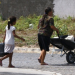 Coité: dona de casa enche carrinho de mão de roupa e louça e leva para lavar na Embasa