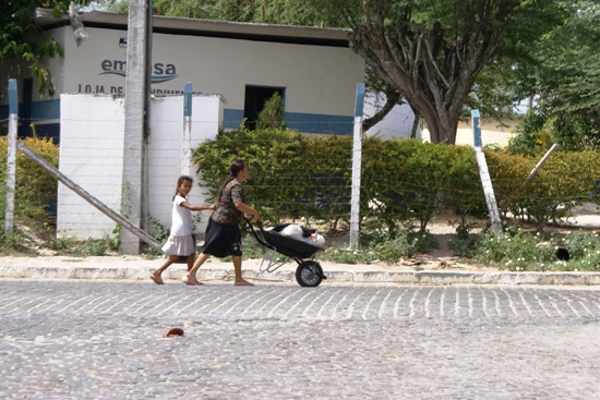Dona de casa leva roupa e louça para lavar na embasa - coité - foto-raimundo mascarenhas