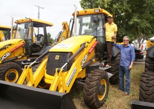 Municípios baianos recebem retroescavadeiras. Sete da região do sisal foram beneficiados