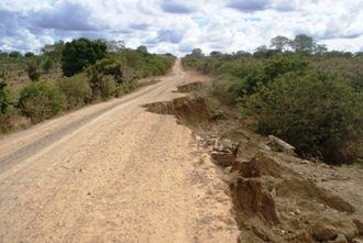 Trecho da estrada que liga Salgadália a Araci está sendo consumido pela erosão