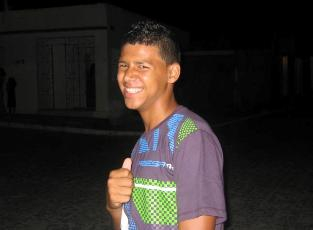 Jovem que bateu moto em poste está em coma aguardando UTI