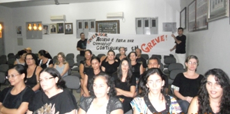 Professores da rede estadual em Valente permanecem em greve mesmo com corte no salário