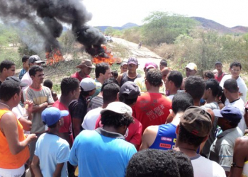 Iaçu – Moradores de João Amaro desbloqueia estrada, mas promete movimento mais forte caso asfalto não começe a ser construído