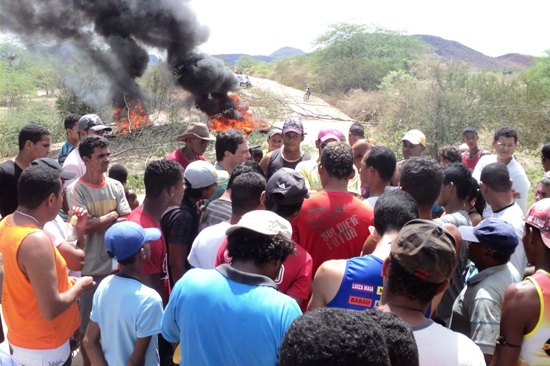 Iaçu – Moradores de João Amaro desbloqueia estrada, mas promete movimento mais forte caso asfalto não começe a ser construído