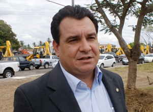 Prefeito de São Domingos deixa o DEM e assume o PMDB