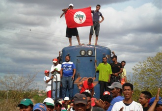 MST volta a bloquear ferrovia