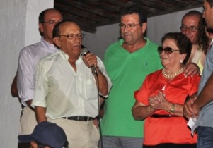 A esposa Mariá e os filhos Gildo ( de verde) e o pré candidato a prefeito Zenóbio