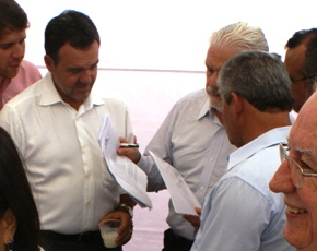 Retirolândia I – Noé entrega abaixo-assinado com reivindicações de combate a seca ao governador