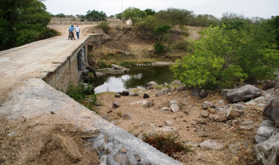 Prefeito visita Povoado de Ponto Novo,vê obras da ponte sobre Rio Sacrariu e autoriza outras obras