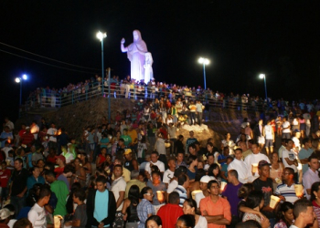 Procissão do fogaréu em Serrinha reúne mais de 15 mil pessoas e prefeito quer transformar na Nova Jerusalém do Brasil