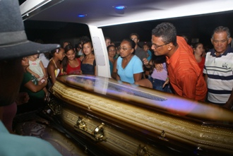 Corpo de empresária é sepultado no cemitério da Assembleia de Deus em Santa Rosa