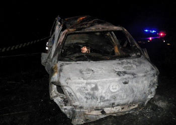 Senhor do Bonfim: três pessoas morreram depois que Fiat Siena atropelou cavalo, bateu em carreta e pegou fogo