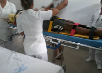 Jovem bate moto em poste e fica gravemente ferido