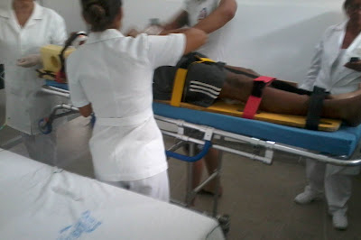 Jovem bate moto em poste e fica gravemente ferido