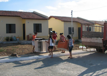 Famílias beneficiadas com as casas do Conjunto Habitacional Cidade Jardim em Coité recebem definitivamente a moradia