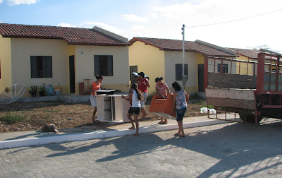 Famílias beneficiadas com as casas do Conjunto Habitacional Cidade Jardim em Coité recebem definitivamente a moradia