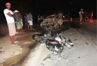 Carro pega fogo depois de colidir com moto em Feira de Santana. Motociclista morreu na hora