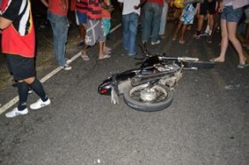 Dois ocupantes de uma moto morrem ao colidir com cavalo em Valente