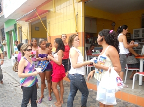 Valente: professores da rede estadual fazem panfletagem para esclarecer a continuidade da greve