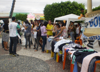 Coité: sem salários, professores promovem bazar para conseguir “alguns trocados”