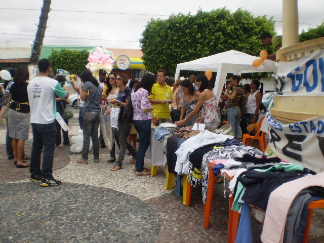 Coité: sem salários, professores promovem bazar para conseguir “alguns trocados”