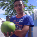 Jovem colhe laranja de 1,5kg na zona rural de Coité