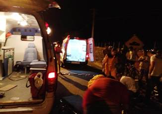 Colisão envolvendo duas motos deixa três feridos