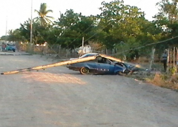 Coité: motorista perde controle de carro e bate violentamente em poste de iluminação