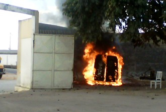 Ambulância pega fogo no pátio do almoxarifado