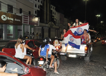 Coité: torcida do Bahia invade as ruas para comemorar o titulo de campeão 2012 – Veja o álbum de fotos