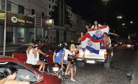 Coité: torcida do Bahia invade as ruas para comemorar o titulo de campeão 2012 – Veja o álbum de fotos