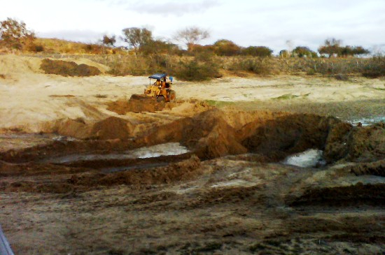 Coité – Moradores de Goiabeira fazem “vaquinha” para contratar máquina e limpar o tanque da associação