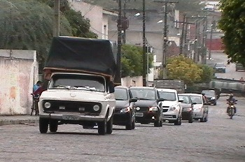 Professores da rede estadual  saem em carreata avisando o motivo da continuação da greve