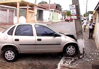 Representante comercial bate carro em poste depois de direção travar